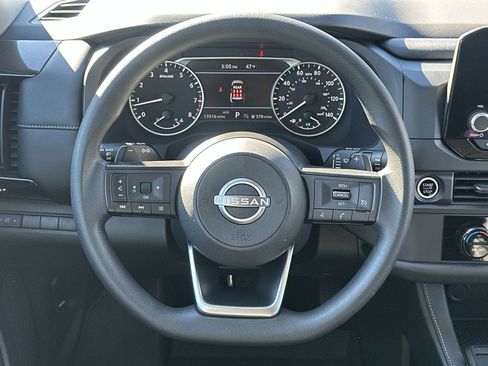 Used 2024 Nissan Pathfinder S image 19