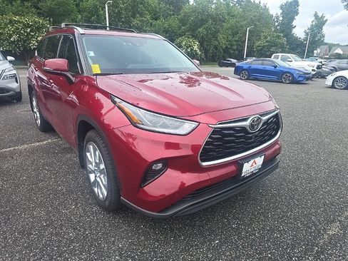 Used 2021 Toyota Highlander Limited AWD/4WD image 3