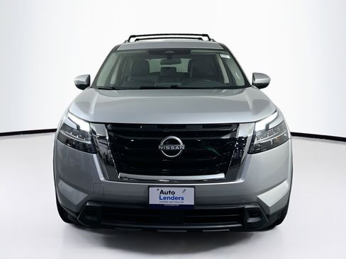Used 2022 Nissan Pathfinder SV image 2