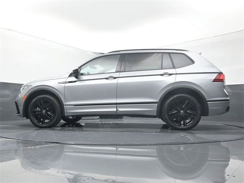 Used 2022 Volkswagen Tiguan SE R-Line image 9