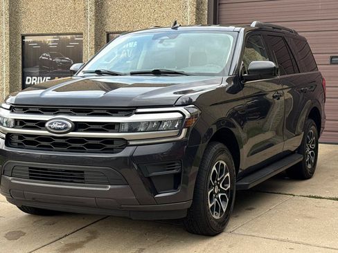 Used 2024 Ford Expedition XLT AWD/4WD image 3