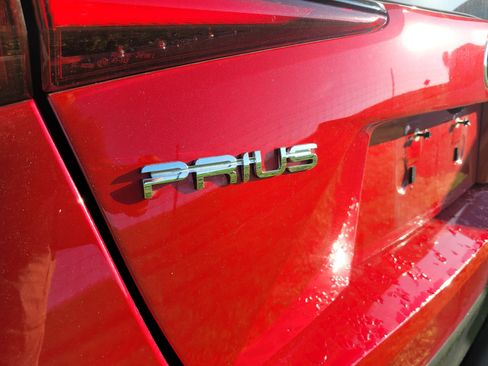 Used 2022 Toyota Prius LE FWD image 7