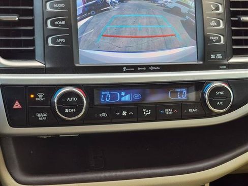 Used 2019 Toyota Highlander XLE FWD image 13