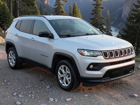 Used 2024 Jeep Compass Latitude AWD/4WD image 8
