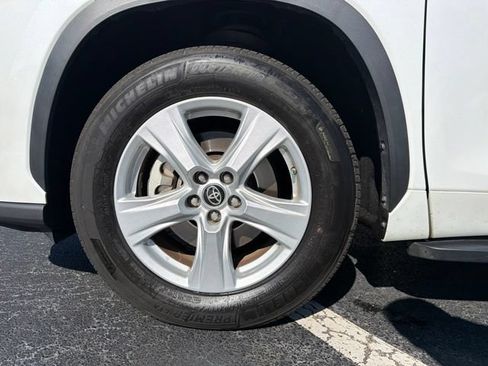 Used 2023 Toyota Highlander L FWD image 10