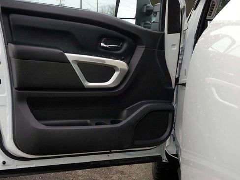 Used 2021 Nissan Titan SV w/ SV Convenience Package image 15