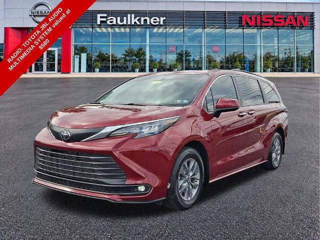Used 2026 Toyota Sienna XLE FWD image 3