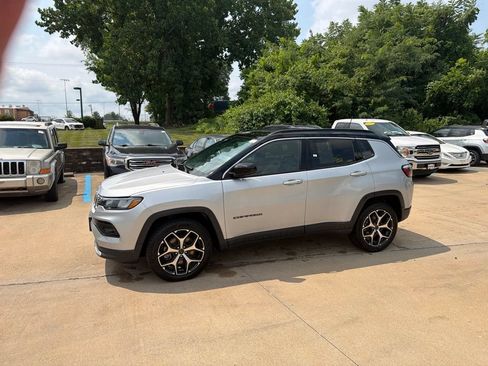 Used 2025 Jeep Compass Limited AWD/4WD image 6