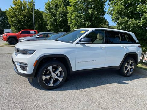 Used 2023 Jeep Grand Cherokee Limited AWD/4WD image 4