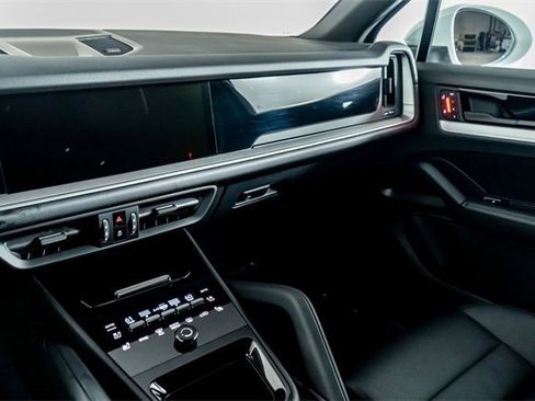 Used 2025 Porsche Cayenne image 46