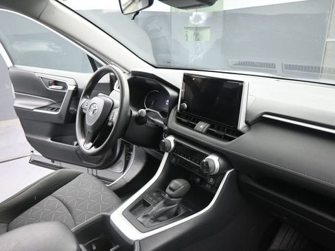 Used 2025 Toyota RAV4 XLE FWD image 21