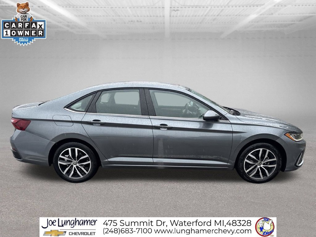 Used 2025 Volkswagen Jetta SE FWD image 2