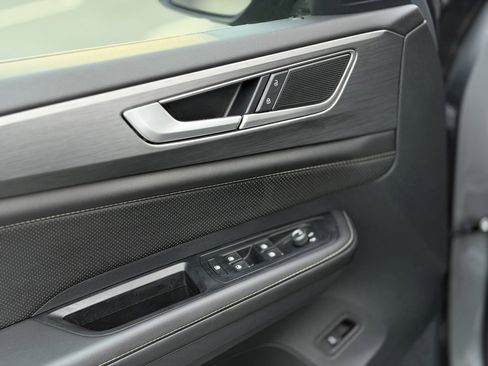 Used 2025 Volkswagen Atlas Cross Sport SE image 21