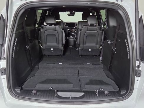 New 2025 Chrysler Pacifica Select w/ Fav Edition Package image 10