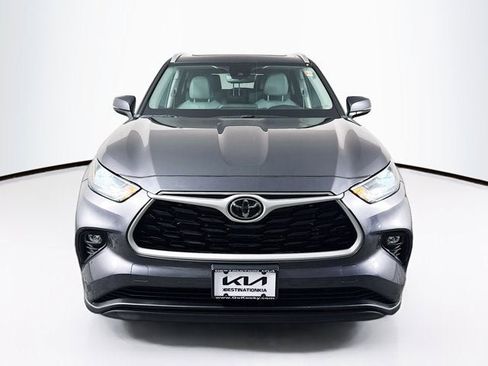 Used 2022 Toyota Highlander XLE image 3