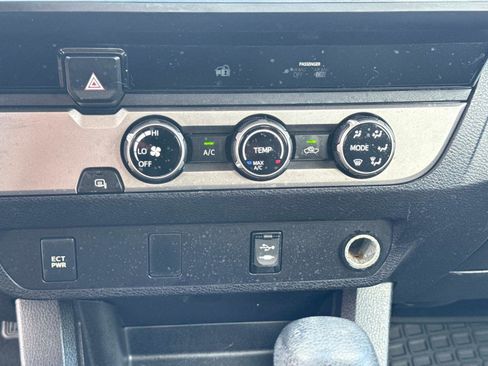 Used 2016 Toyota Tacoma SR image 21