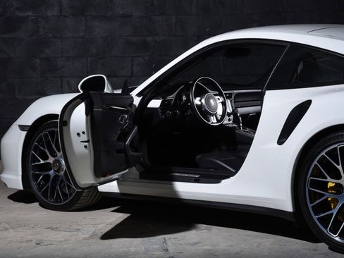 Used 2015 Porsche 911 Turbo S image 21