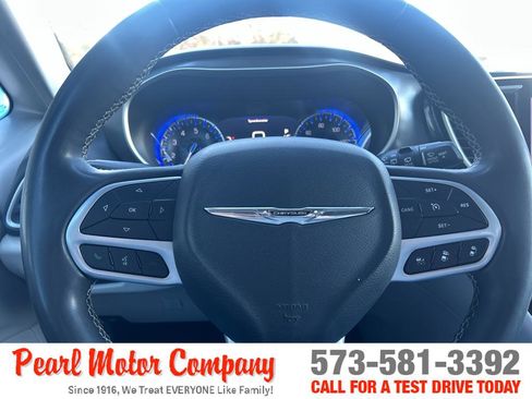 Used 2022 Chrysler Pacifica Touring-L image 13
