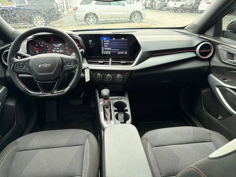 Used 2025 Chevrolet Trax RS FWD image 14