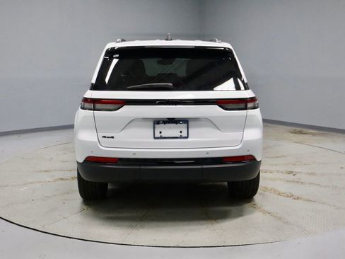 Used 2023 Jeep Grand Cherokee Altitude image 11