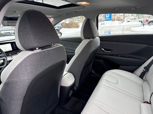 Certified 2025 Hyundai Elantra Limited image 32