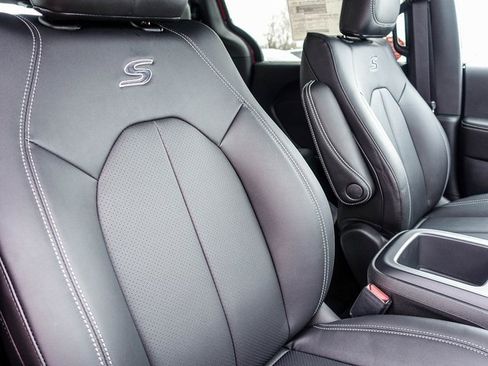 New 2026 Chrysler Pacifica Select image 8