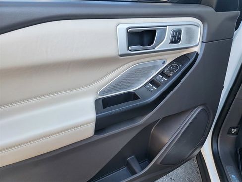 Used 2020 Ford Explorer Platinum w/ Premium Technology Package image 10