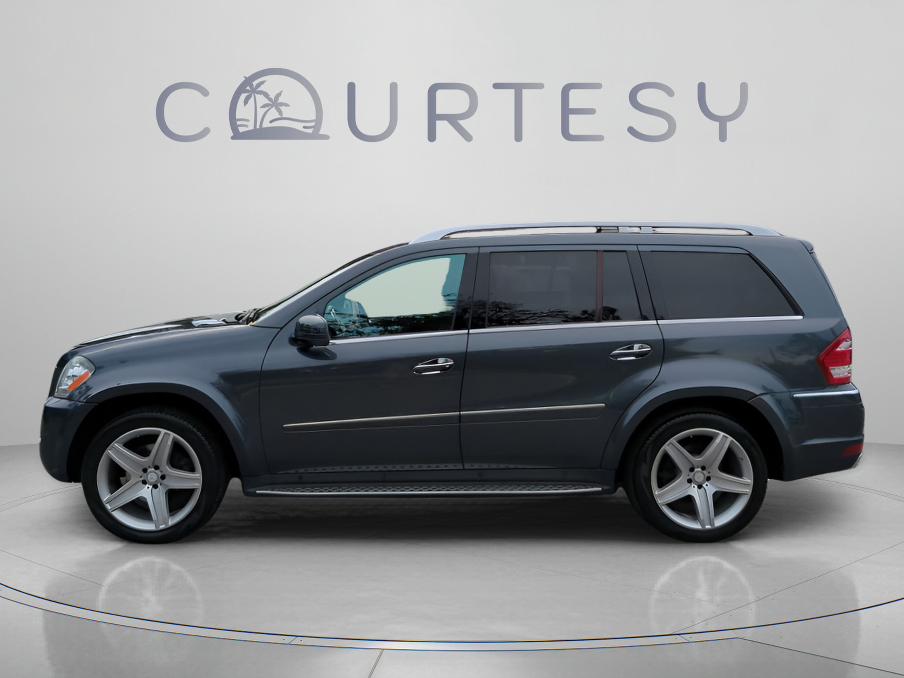 Used 2011 Mercedes-Benz GL 550 4MATIC image 2