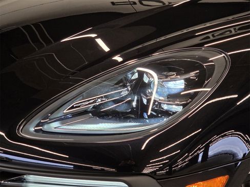 Used 2025 Porsche Macan image 27