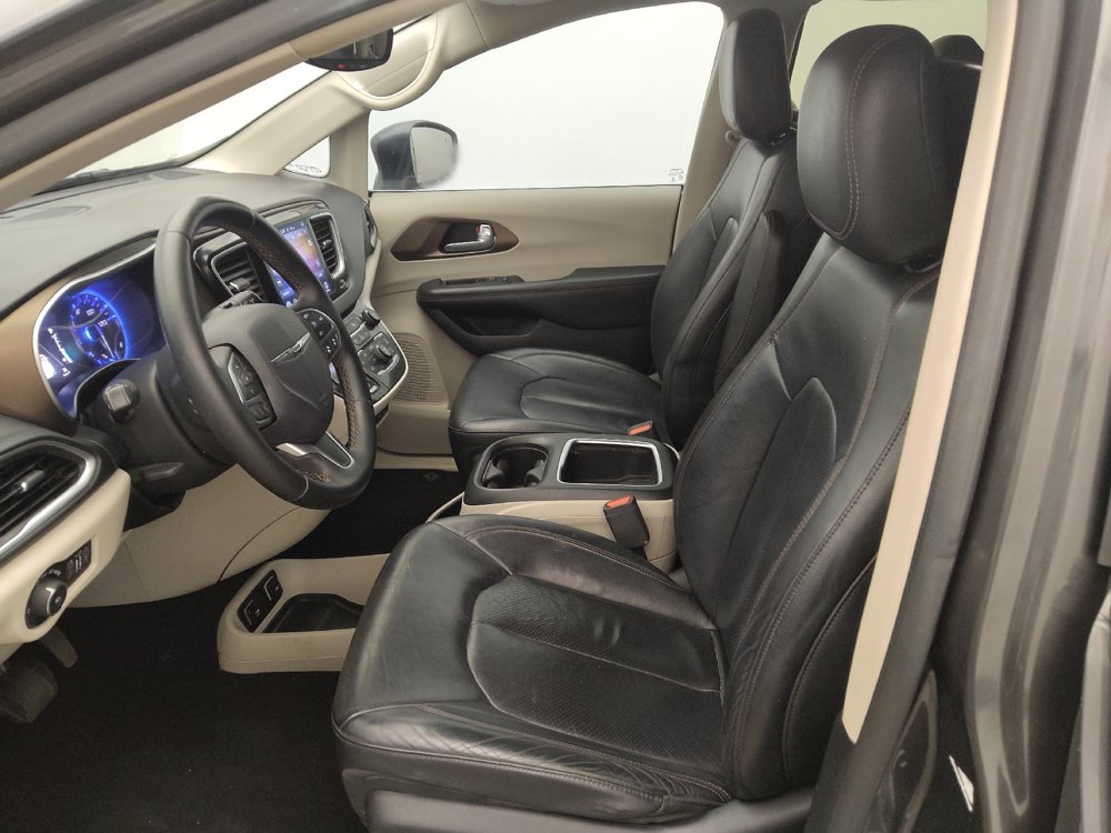 Used 2017 Chrysler Pacifica Touring-L Plus w/ Advanced Safetytec Group FWD image 17