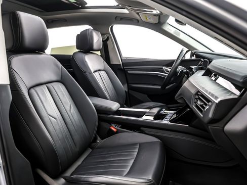 Used 2022 Audi e-tron Premium Plus w/ Premium Plus Package image 8