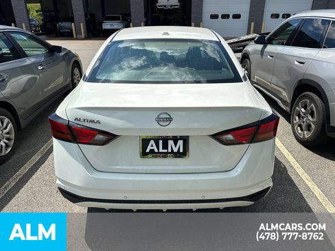 Used 2025 Nissan Altima 2.5 SV FWD image 12