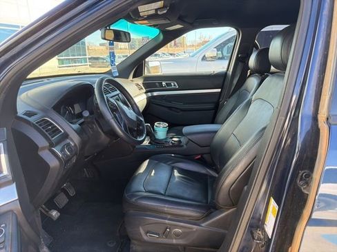 Used 2017 Ford Explorer XLT w/ Equipment Group 202A image 8