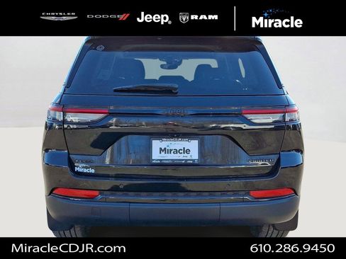 Used 2023 Jeep Grand Cherokee Limited w/ Black Appearance Package image 5