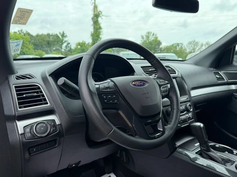 Used 2017 Ford Explorer XLT w/ Equipment Group 201A FWD image 10