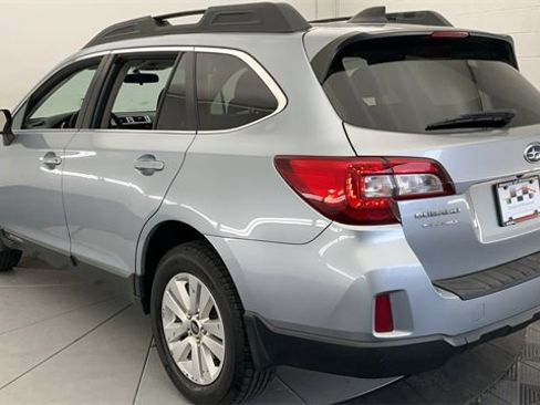 Used 2017 Subaru Outback 2.5i Premium image 10