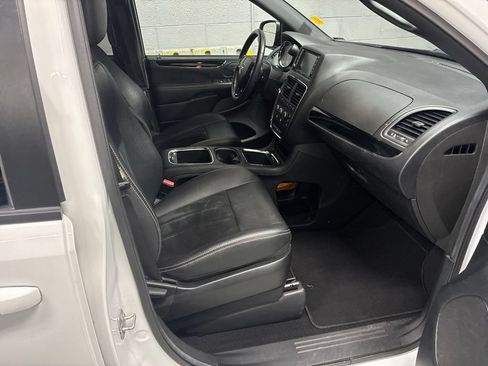 Used 2018 Dodge Grand Caravan SXT w/ Blacktop Package FWD image 7
