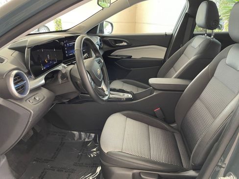 Used 2025 Chevrolet Trax LT w/ LT Convenience Package image 22