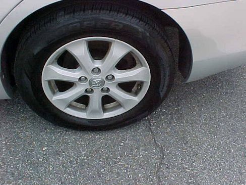 Used 2010 Toyota Camry LE FWD image 36