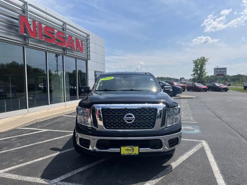 Used 2018 Nissan Titan SV w/ SV Convenience Package AWD/4WD image 11
