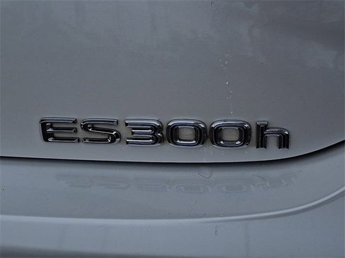 Used 2022 Lexus ES 300h w/ Accessory Package image 30