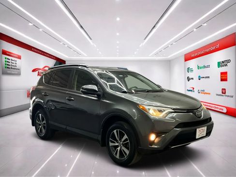 Used 2018 Toyota RAV4 XLE AWD/4WD image 2
