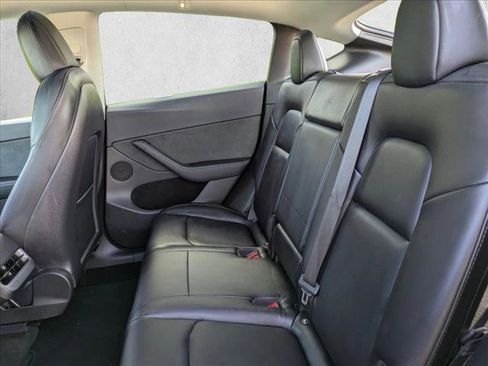 Used 2022 Tesla Model Y Long Range image 19