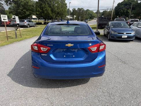 Used 2018 Chevrolet Cruze LT FWD image 4