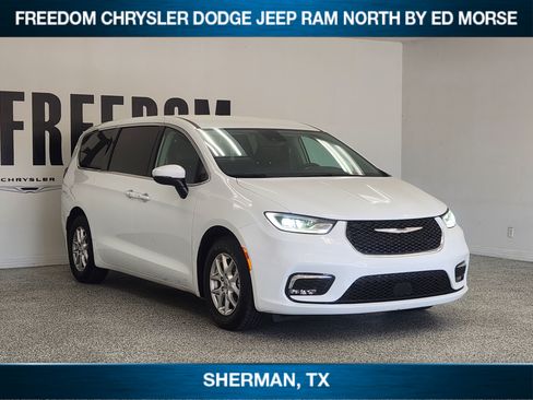 Used 2023 Chrysler Pacifica Touring-L FWD image 2