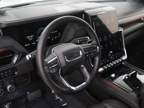 Used 2025 GMC Yukon XL Denali AWD/4WD image 23