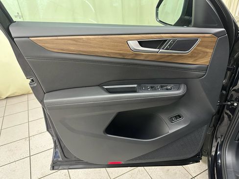 Used 2025 Volkswagen Atlas SE image 37