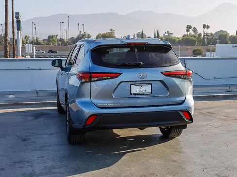 Used 2021 Toyota Highlander XLE AWD/4WD image 6