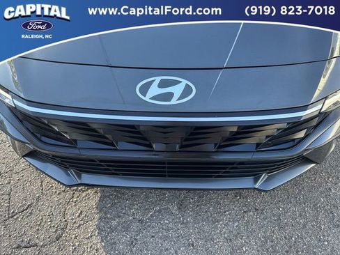 Used 2024 Hyundai Elantra SE image 10