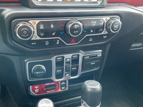Used 2023 Jeep Gladiator Rubicon w/ LED Lighting Group AWD/4WD image 17